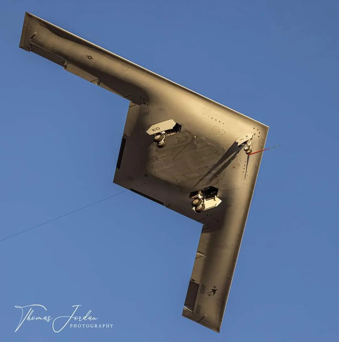 重磅！美国空军B-21正式首飞，机体细节大面积曝光！网友：压力给到中国一边了！