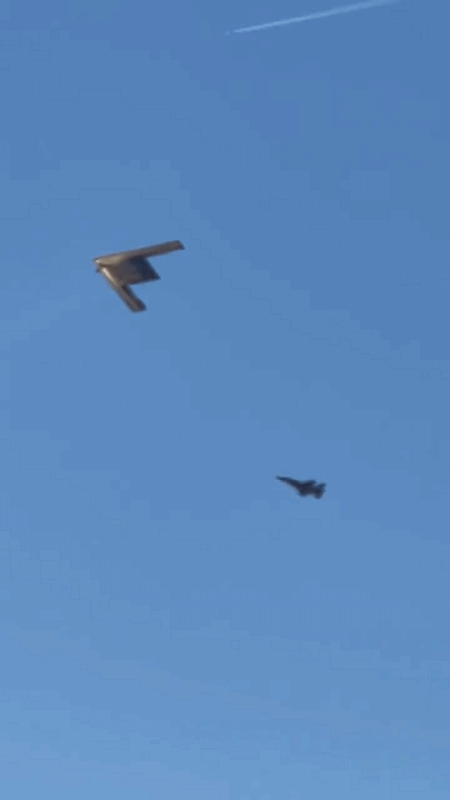 美国爬墙党立大功！B-21轰炸机正式首飞，我们空中最强劲敌将很快服役