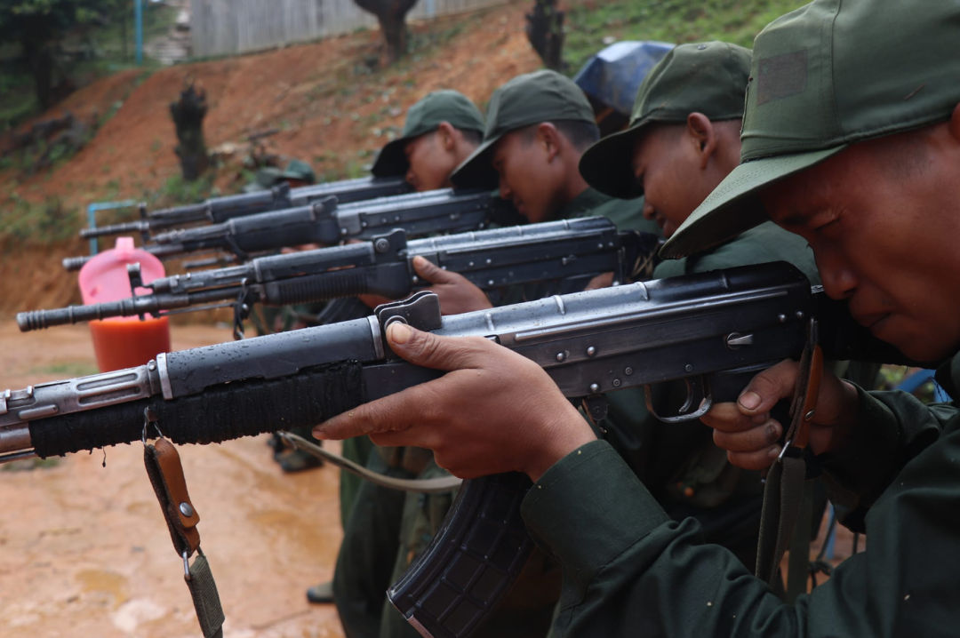 树上长95步枪，地里捡子弹？果敢同盟军的武器装备到底从哪来？