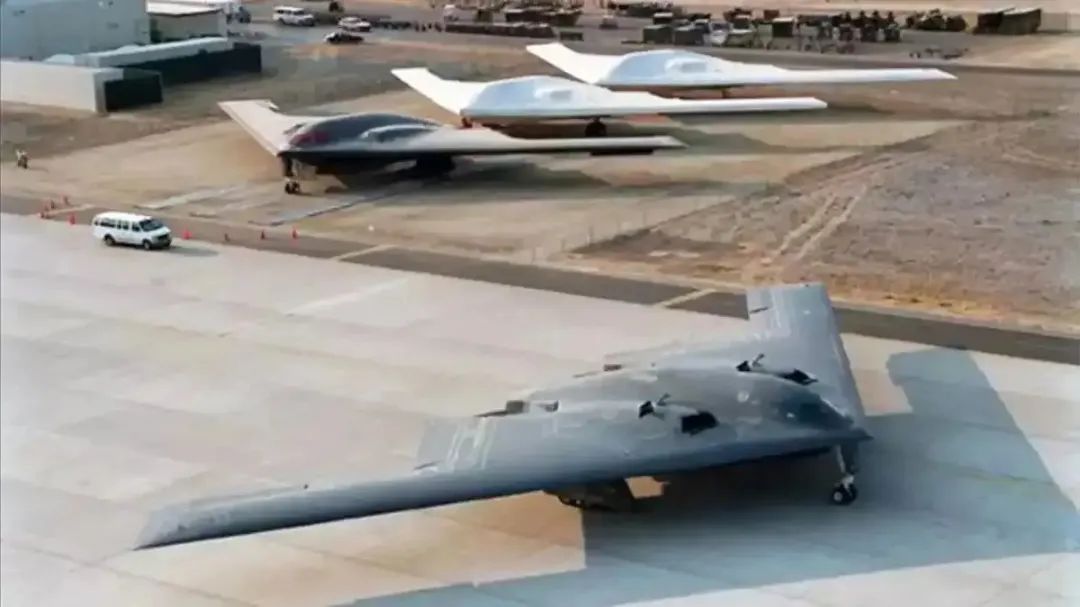 重磅！美国空军B-21正式首飞，机体细节大面积曝光！网友：压力给到中国一边了！