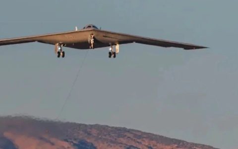 美国B-21隐身轰炸机首飞，轰-20还要等多久？