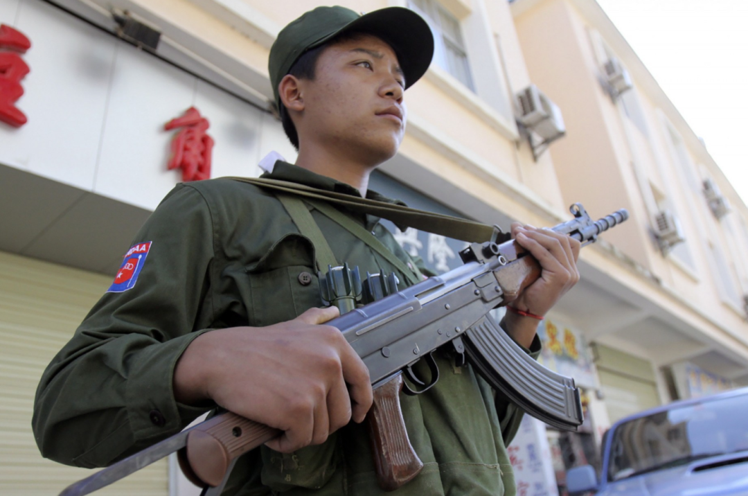 树上长95步枪，地里捡子弹？果敢同盟军的武器装备到底从哪来？