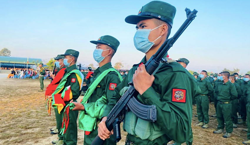 树上长95步枪，地里捡子弹？果敢同盟军的武器装备到底从哪来？