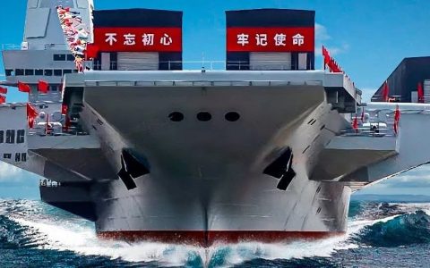 观礼台就位、拖船就位！003航母开始移动！或将于本周海试！