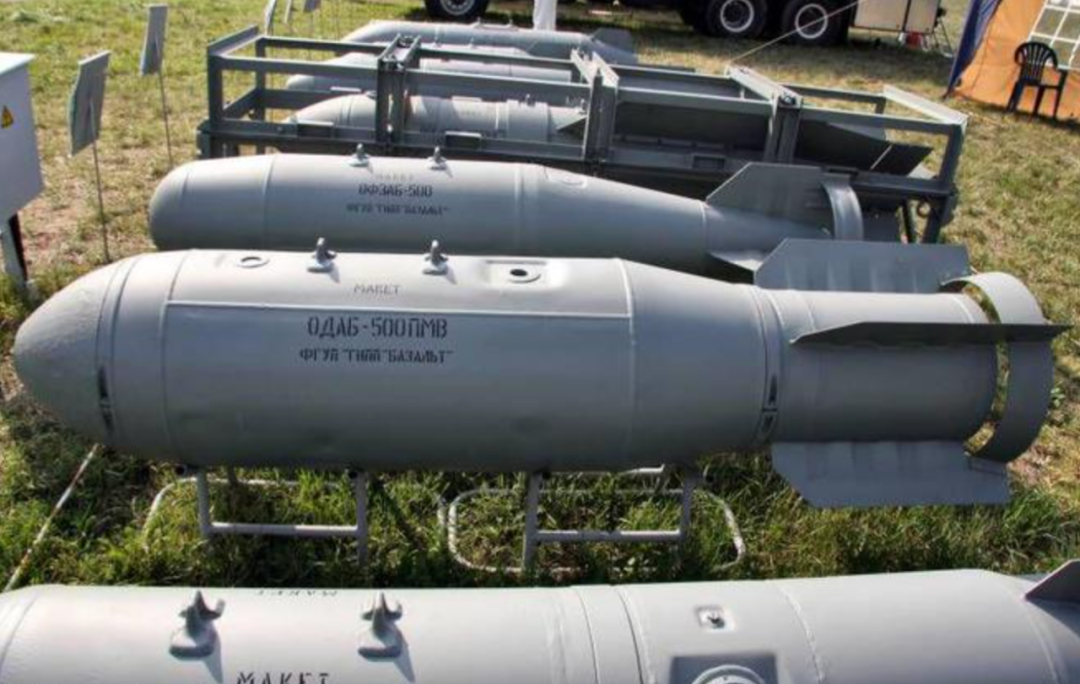 俄军首次在乌使用集束炸弹，加装滑翔套件