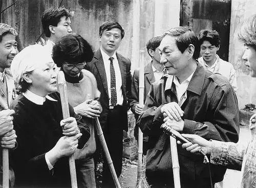 朱镕基视察粮仓，看到满仓粮食，事后大怒：连我都敢骗？