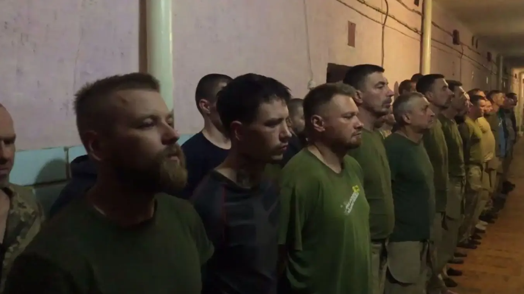 乌军官兵调转枪口宣誓效忠俄罗斯，有感于俄军对战俘的成功改造