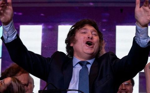 “阿根廷特朗普”上任：不梳头不结婚，宣称“逃税是人权”