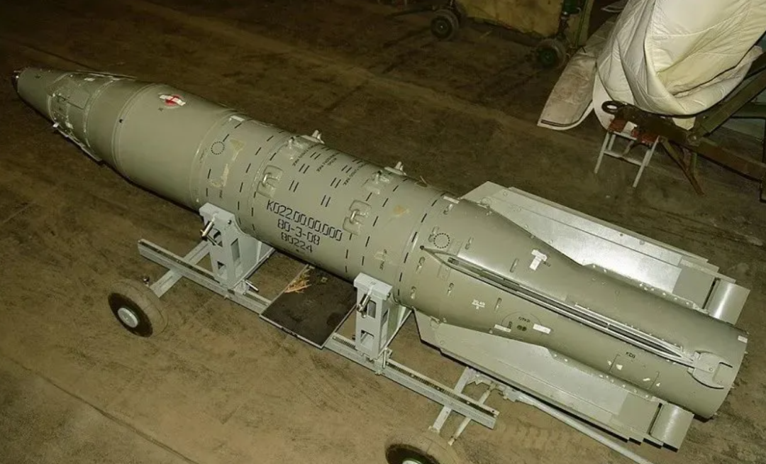 俄军首次在乌使用集束炸弹，加装滑翔套件