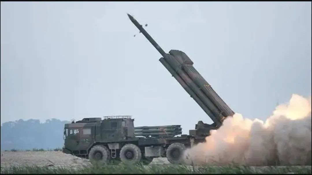 终于来了！中国超级远火，500公里的陆军战术导弹，公开露面