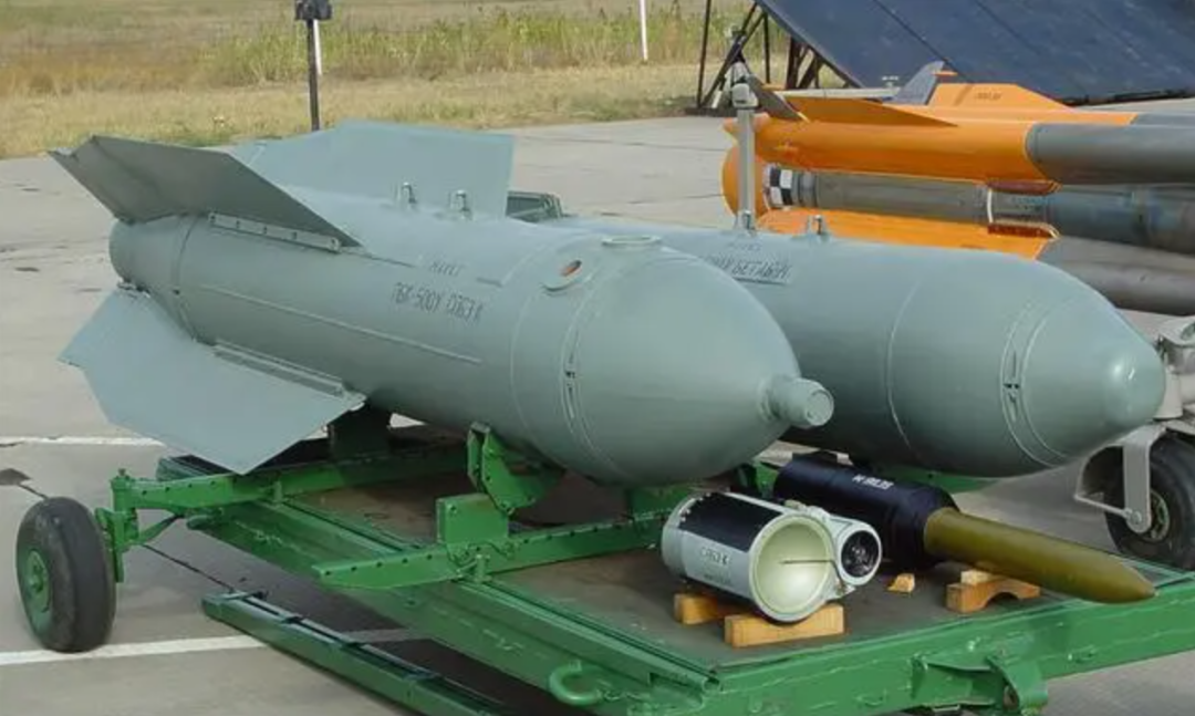 俄军首次在乌使用集束炸弹，加装滑翔套件