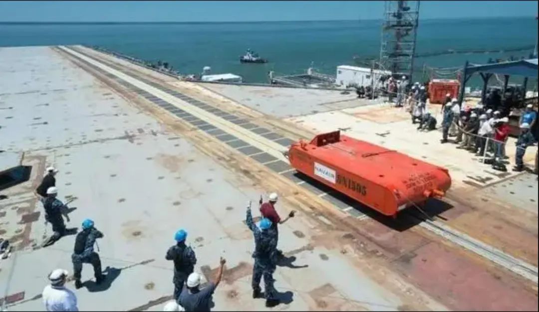历史性时刻！福建舰弹射了，36吨小红车飞出甲板，激起40米巨浪