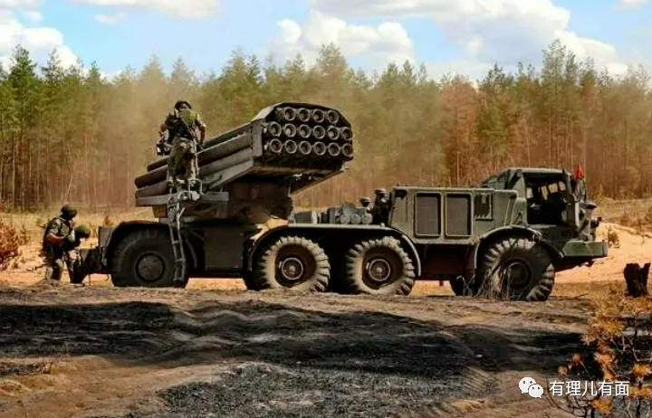 寒风中乌克兰最大国旗被撕裂！