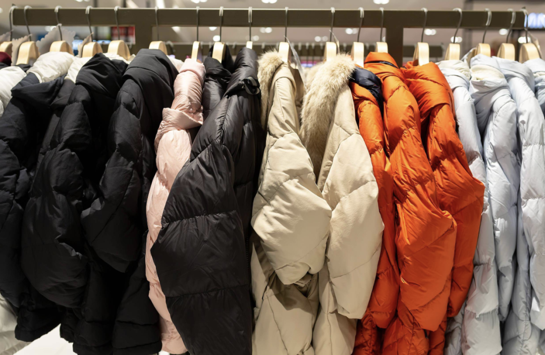 股价腰斩！340亿灰飞烟灭！“羽绒服一哥”，危险信号曝光