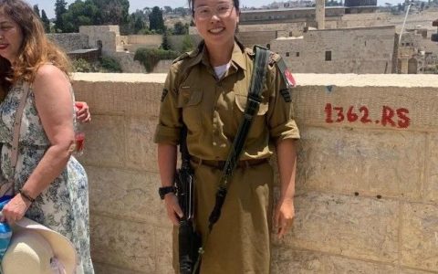 用一个美以双国籍的以色列女兵碰瓷开封，能要点脸吗？