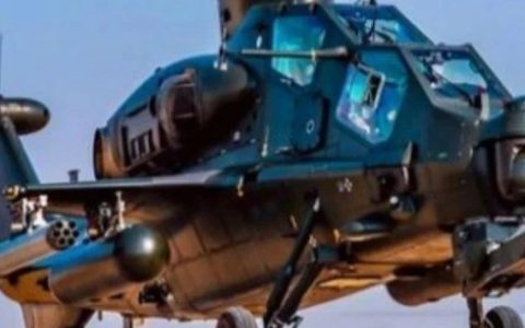 火力强悍！解放军终于追上了美俄，陆航飞行员配95式短突击步枪