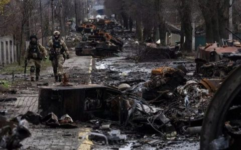 这个特写镜头，看得人格外心酸