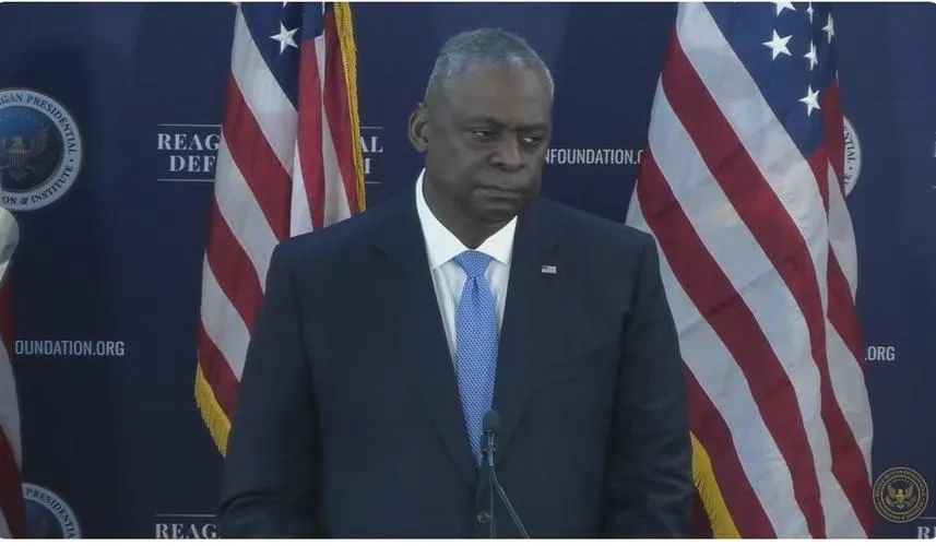 美国商务部长雷蒙多说话自相矛盾，显出无比焦虑！