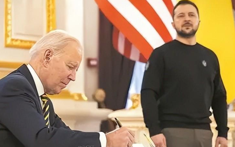 这国总统感叹：被美国利用后，泽连斯基被扔进垃圾桶，下场很惨