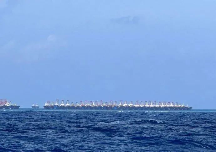 航拍照片显示：南海牛轭礁附近135艘中国船只结成联营，气势蔚为壮观！