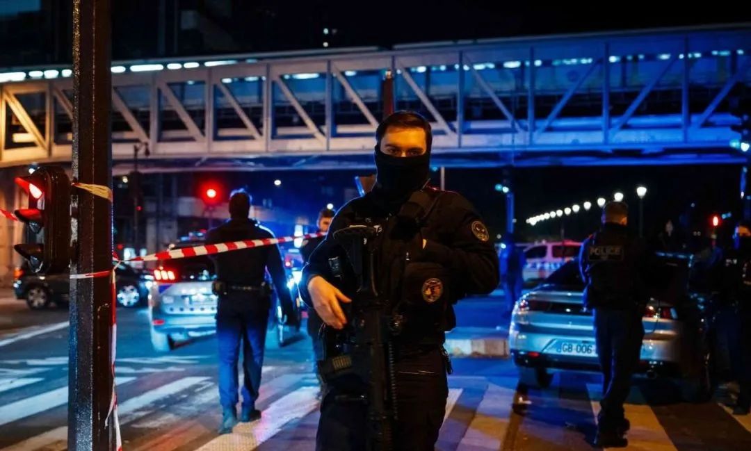 【巴黎】埃菲尔铁塔恐怖袭击1死2伤，德国英国人遭殃，奥运会还办不办了？！