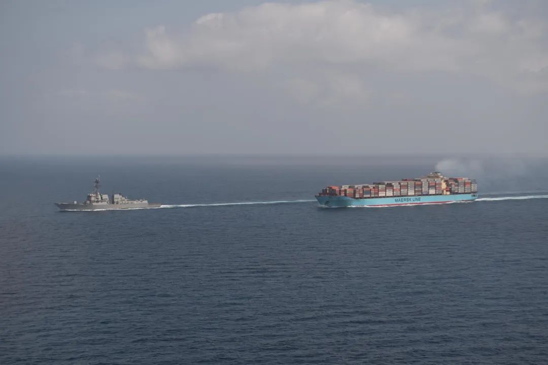 美国发起“红海行动”，组建联合舰队为以色列护航，美国人为什么这么急？