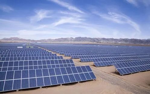 风暴眼 | 光伏“老大哥”，清减应届生