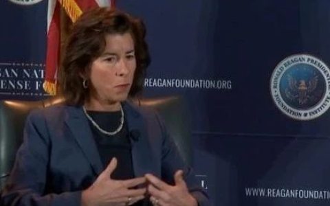 美国商务部长雷蒙多说话自相矛盾，显出无比焦虑！
