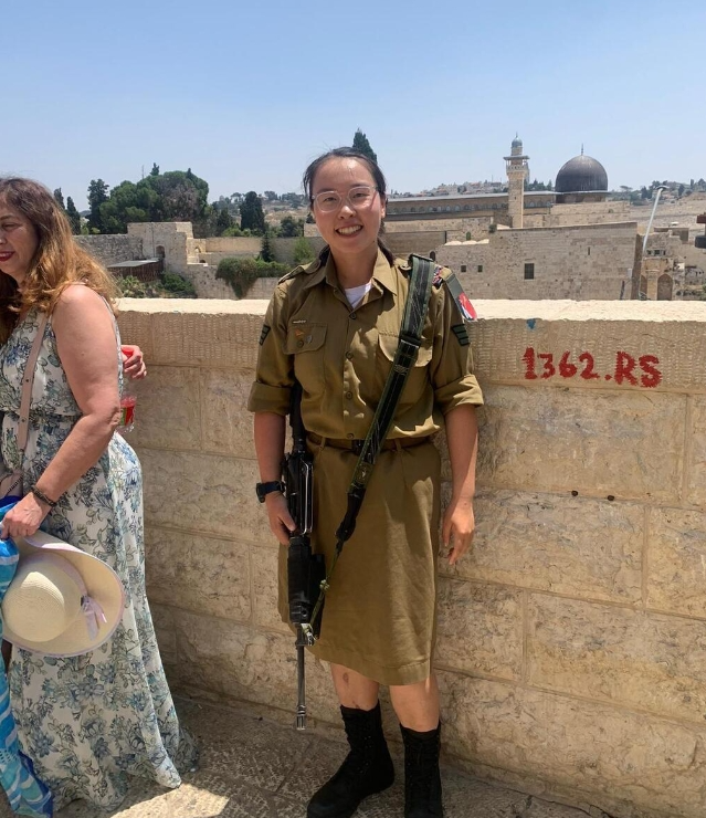 用一个美以双国籍的以色列女兵碰瓷开封，能要点脸吗？