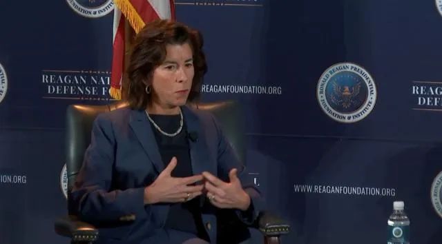 美国商务部长雷蒙多说话自相矛盾，显出无比焦虑！