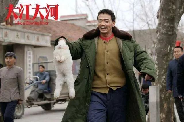 历经百年，军大衣再次逆袭！“显眼包”为何成为00后新宠？