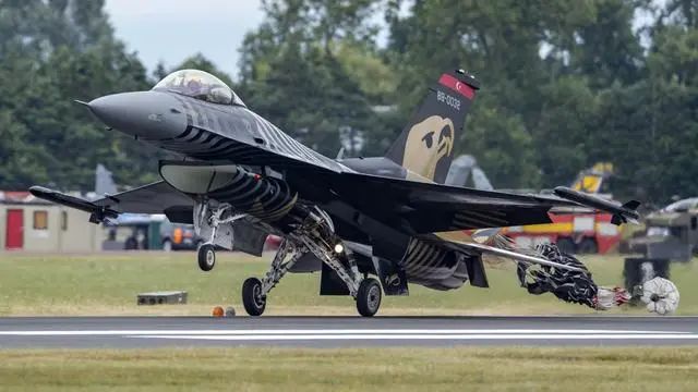 突发！美军F-16战机在黄海坠毁，飞行员获救