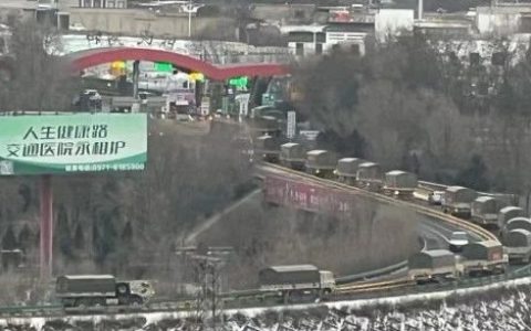 两位地震灾区群众发来现场图片，目前基本生活有保障