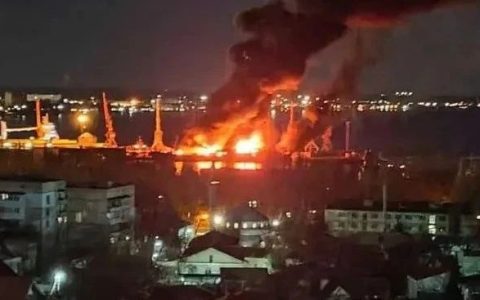 突发！克里米亚一声巨响，炸沉大型登陆舰，俄黑海舰队再遭重创