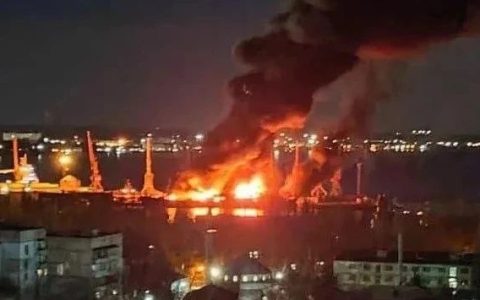 俄大型登陆舰遇袭击爆炸！俄军称，击落2架苏24战机