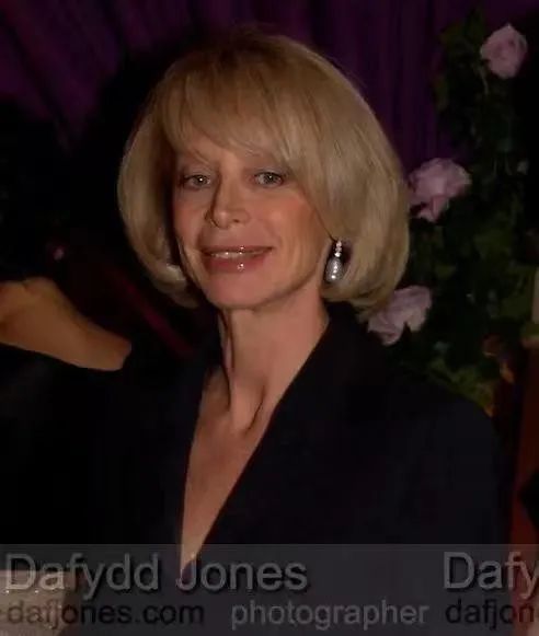 2023年了，欧洲怎么还流行这种裹小脚的相亲舞会？