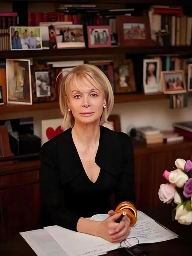 2023年了，欧洲怎么还流行这种裹小脚的相亲舞会？