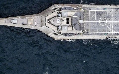 突发！美军濒海舰强闯仁爱礁，拖走那艘菲律宾破船，已刻不容缓