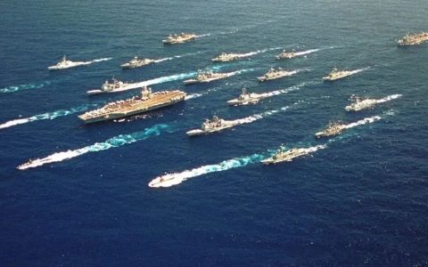 美国发起“红海行动”，组建联合舰队为以色列护航，美国人为什么这么急？