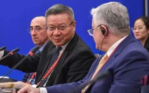 中国人认为要么是朋友要么是潜在的朋友，但美国人不这么想