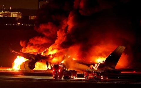 日航客机炸成火球，谁之过？