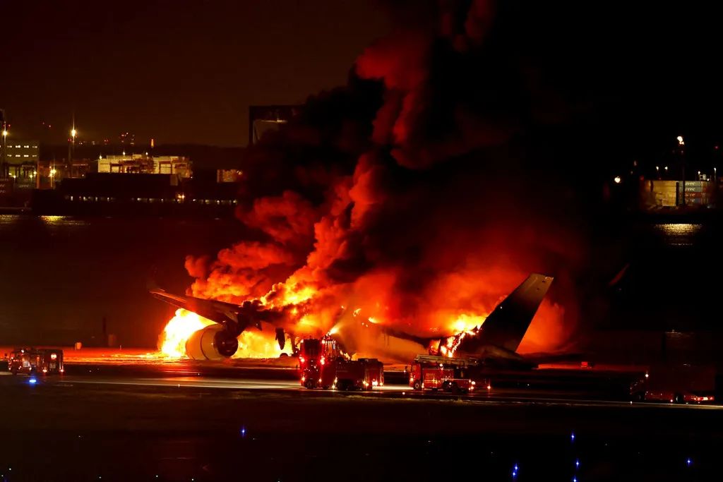 日航客机炸成火球，谁之过？