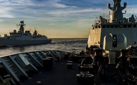 央视首次公开：两架美机向南昌舰俯冲，南昌舰直接打开了导弹盖板！