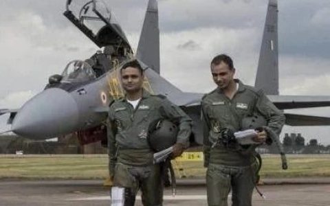 马六甲海峡一声巨响，印度战机成功击沉一艘货轮，俄警告惹怒大国