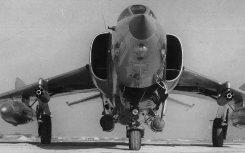 这是一架可以扔核弹的战机！