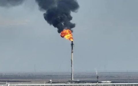 重磅！美国能源巨头退出伊拉克一巨型油田，中石油接任！预计可采储量超200亿桶……