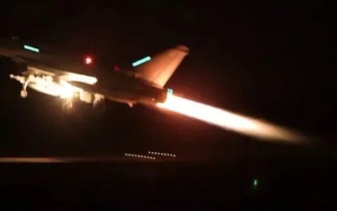 美、英联合轰炸也门，胡塞武装发誓复仇！