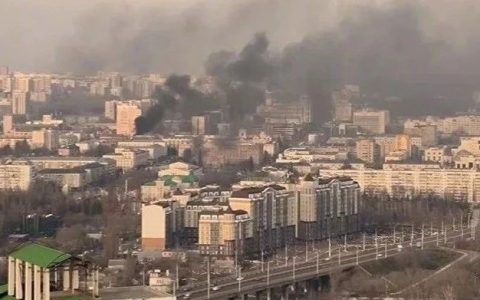 突发！乌军猛轰俄中心城市，大口径火箭炮齐射，弹片血洗居民区