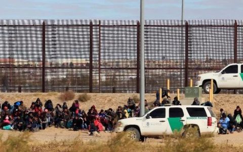 叫板拜登，“孤星”得州的底气与底线