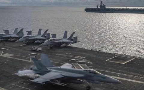 003航母船坞旁边，又一艘新型航母突然出现，令美军专家难以置信